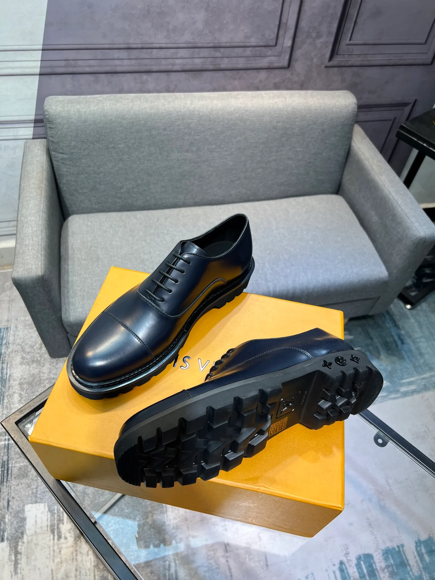 Men's shoes 💰820 [LV] - High-end quality - Upper: 🔝 tumbled cowhide, Nappa cowhide, brand logo sewn on shoe body - Lining: cowhide, foot pads; water-dyed cowhide - Outsole: TPR·rubber foam; two-color molded outsole -Super high quality control·Fine workmanship: highlighted (high-end·luxury·grade) -Size: 39-44 (38 45 can be customized)